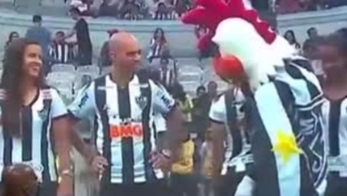 Gesto osceno alla presentazione della squadra femminile Atletico Mineiro: licenziato il dipendente-mascotte