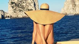Ilary Blasi incanta Capri con il suo cappello appariscente