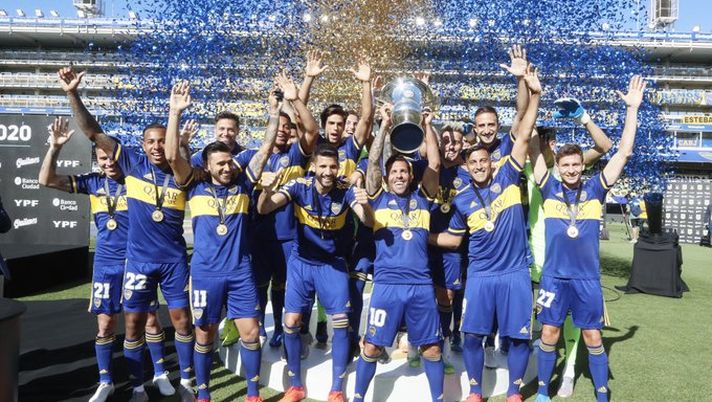 L’insolita premiazione del Boca per il titolo argentino strappato al River: 8 mesi dopo, da soli e con mezza squadra