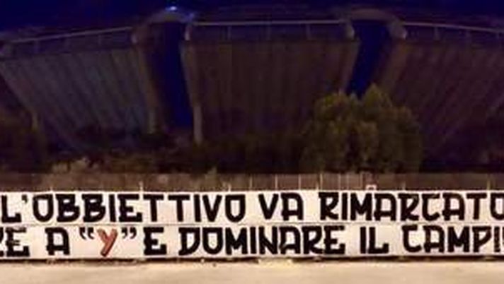 Striscioni: il Bari non va a giocare il derby a Foggia…ma sul campo della “Y”, la lettera del ripescaggio dei rivali