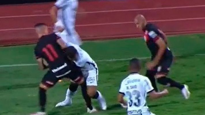 Corinthians, Otero perde 4 denti in un contrasto: i compagni li raccolgono e li consegnano all’arbitro…