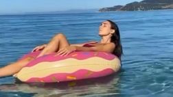 VIDEO / Per la fidanzata di Candreva è arrivata l’estate: relax cullata dalle onde del mare