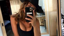 Elisabetta Canalis, il selfie in lingerie nera è bollente: uno scatto per far impazzire il web