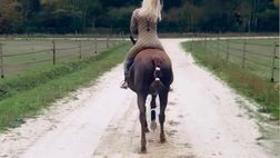 VIDEO / Il lockdown di Wanda è all’insegna del relax: giornata a cavallo nella natura