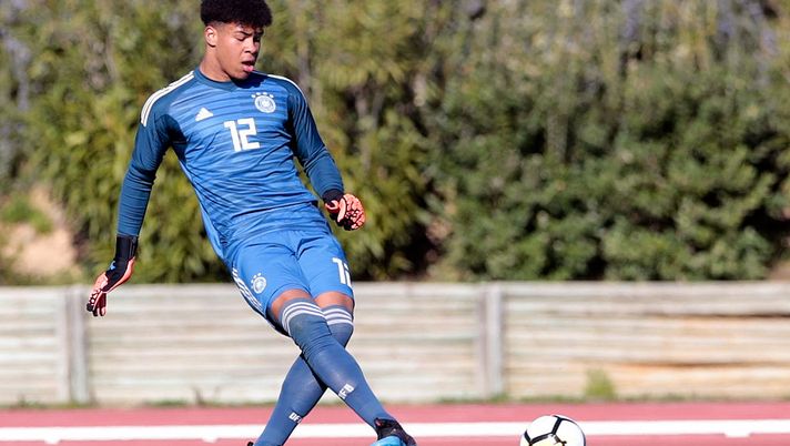 Friburgo, ecco il gol del portiere Under 19: non di testa in area, ma con un gran tiro da 60 metri!