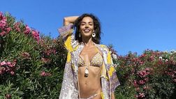Laura Barriales conclude le sue vacanze tra sorrisi e colori: fisico perfetto in mezzo alla natura