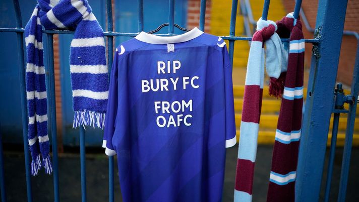 Bury, 15 km da Manchester: il club calcistico è fallito, ma i dipendenti vanno al lavoro ogni mattina come niente fosse…