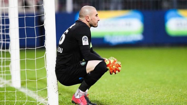 Saint Etienne, titolare per 9 anni e 383 volte consecutive: il portiere Ruffier out, l’agente “Esclusione vigliacca”