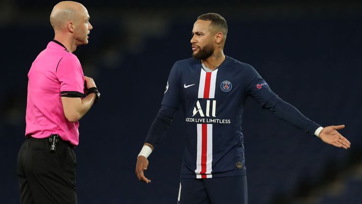 Ha arbitrato PSG-Borussia Dortmund: adesso Anthony Taylor è volontario per il Sistema sanitario inglese