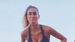 VIDEO / Lezioni su Tik Tok da Melissa. La Satta mostra i risultati: addominali perfetti