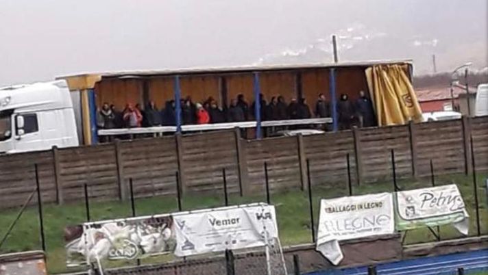 I cuori del calcio dilettanti e il camion che diventa una capanna per ripararsi dalla pioggia…