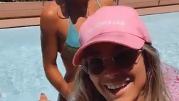 Diletta, relax in piscina con amiche. La Leotta in bikini accende il lunedì: décolleté mozzafiato