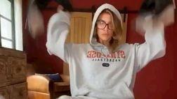 VIDEO / Elisabetta Canalis, dalla tutona all’abbigliamento sexy in pochi secondi