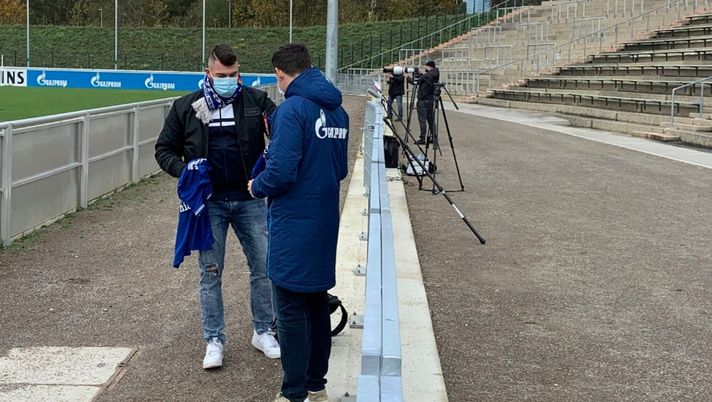 Solo soletto in mezzo ai gialloneri del Borussia Dortmund durante il derby: lo Schalke premia il suo “eroe”