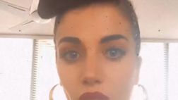 VIDEO/ Eleonora Boi si sistema il ciuffo: “Oggi sono una diva anni ’50”