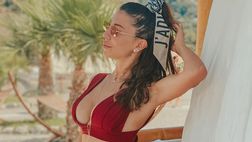 Vacanze italiane per Enza De Cristofaro: lady D’Ambrosio e uno scatto hot in costume rosso