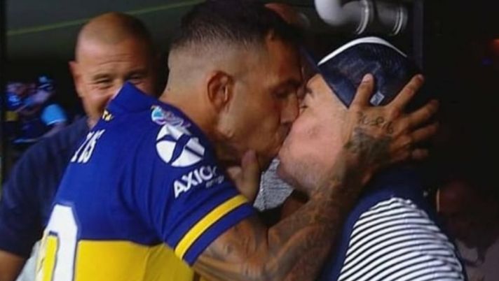 Boca, accoglienza da sovrano per Maradona alla Bombonera: Tevez prima lo bacia sulle labbra e poi lo batte