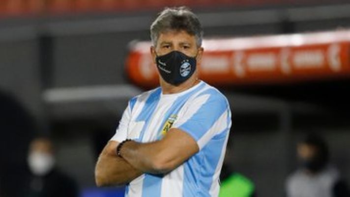 Brasile, oltre ogni rivalità: Renato Portaluppi in panchina con la maglia di Diego Armando Maradona