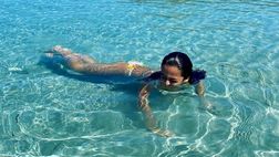 Giorgia Palmas si gode la sua Sardegna: serenità e sole nell’acqua di Porto Giunco