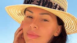Erjona Sulejmani si gode l’arrivo dell’estate: scatto in spiaggia per l’ex di Dzemaili