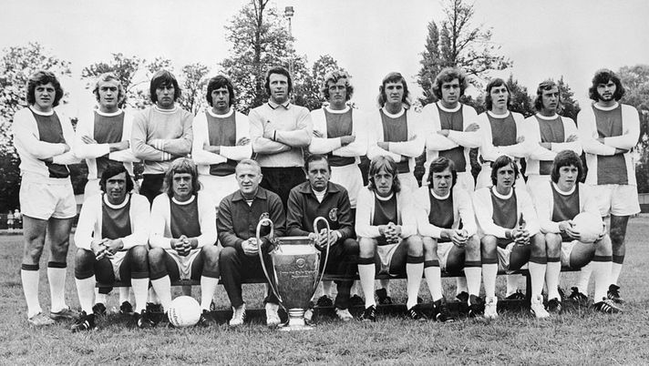 Aveva esordito in un derby contro il Feyenoord: se ne va Hulshoff, mentore di Cruyff ed ex agente di De Ligt