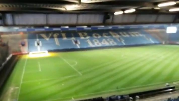 Pelle d’oca a Bochum, si accende lo stadio e parte l’inno della squadra: tutta la città si mette a cantare!