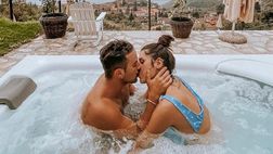 Valentina Vignali, bacio nell’idromassaggio con il fidanzato: uno scatto d’amore