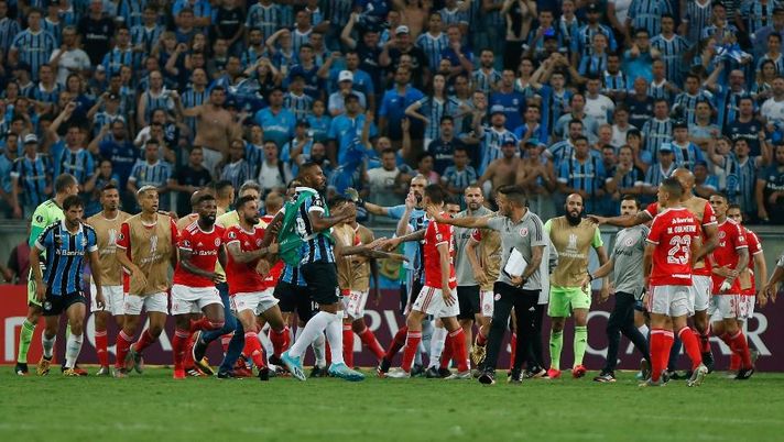 Porto Alegre, ecco il processo sportivo per gli 8 espulsi nella rissa del derby GRENAL: possibili lunghe squalifiche