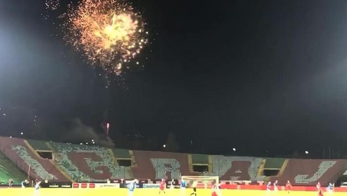 Derby di Sarajevo, fuochi d’artificio e pareggio: lo Željezničar non voleva giocare, i rivali “Avete proposto voi la data”