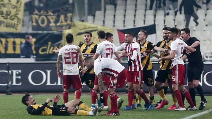 Il derby dei falli ma non dei gol: solo un espulso ad Atene nello 0-0 fra Aek e Olympiacos