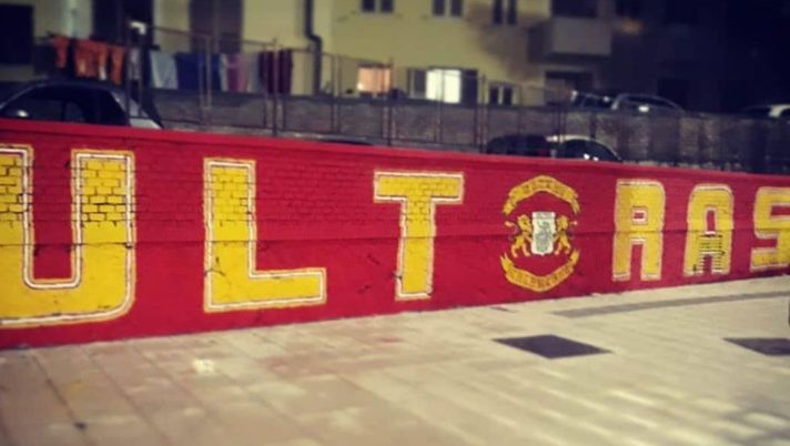 Calabria, Catanzaro sogna la rivincita dopo la maglietta dei “piedi sporchi”: porte chiuse contro la Reggina o sospensione?