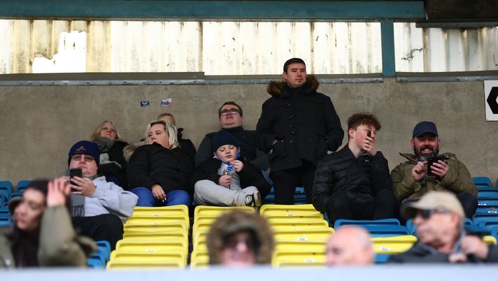 Giocatori in ginocchio contro il razzismo, ma i tifosi Millwall fischiano: la condanna della Federcalcio inglese