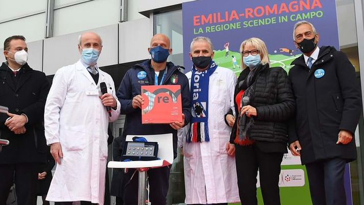 Quando un blucerchiato vede Vialli: spuntano i colori della Samp che commenta “Bella sciarpa, dottore”