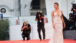 VIDEO / Venezia, Ludovica Pagani sul red carpet. Eleganza e sensualità per l’influencer