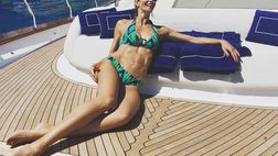 Elena Santarelli, domenica in barca all’isola di Ponza: il fisico di lady Corradi è da paura