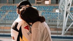 Francesca posta una foto insieme. Valentino Rossi: “Mi stai toccando il c***”. E lei…