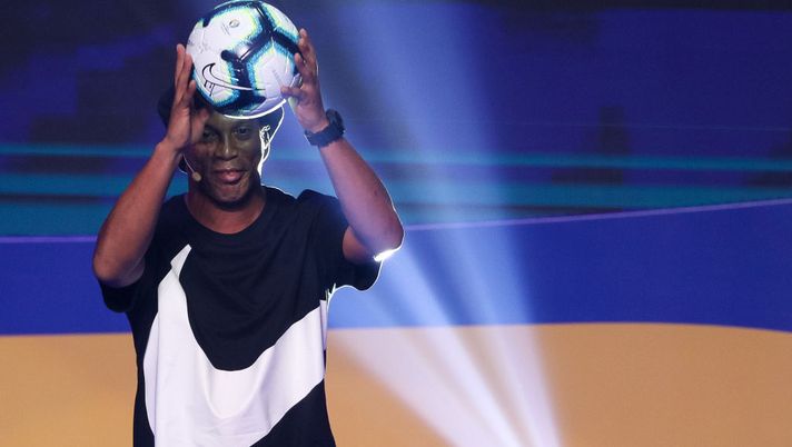 Il Freestyler iridato non se lo aspettava: con due tocchi, Ronaldinho gli fa tunnel!