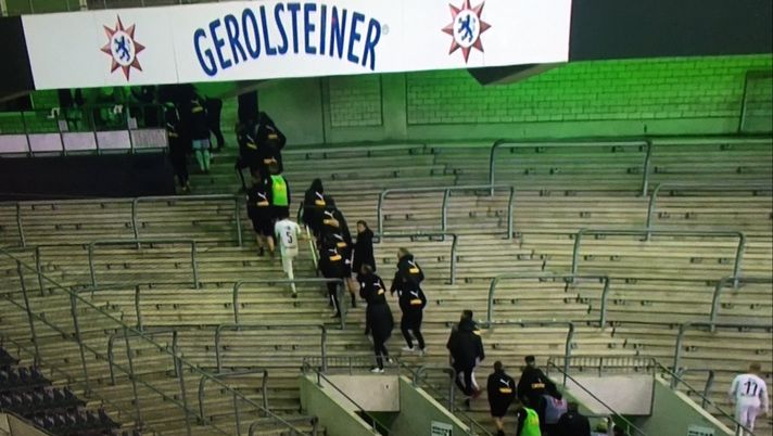 Vinto il derby, il Borussia scala la curva Nord e festeggia a 30 km da un focolaio: fuori i cori e i fuochi dei tifosi Gladbach