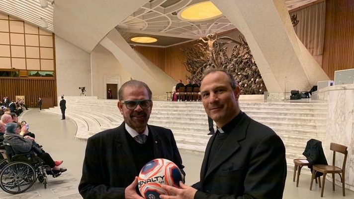 Il primo pallone al mondo con materiale riciclato sostenibile: la Federcalcio brasiliana dal Pontefice in Vaticano