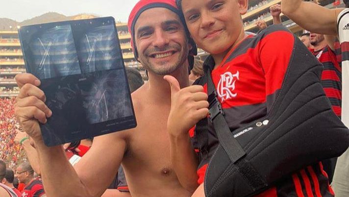 Da Rio a Doha per Liverpool-Flamengo, ciao papà…poi la sorpresa: c’è il biglietto aereo anche per il figlio!