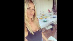 Elena Santarelli e la citazione di Pamela Anderson: “Bello essere bionda perché…”
