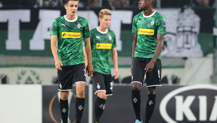 Staff e giocatori del Borussia Monchengladbach in coro: rinunciamo ad una parte dei nostri salari