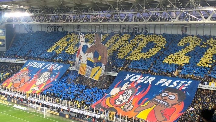 Istanbul derby, coreografie: Fenerbahce Muhammad Alì contro Galatasaray Rocky