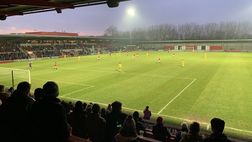 Per il terzo decennio consecutivo: FC United of Manchester festeggia il nuovo anno con adesivi anti-Glazer