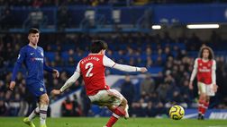 London derby senza fine: Chelsea avanti 2 volte ma l’Arsenal in 10 pareggia con Bellerin