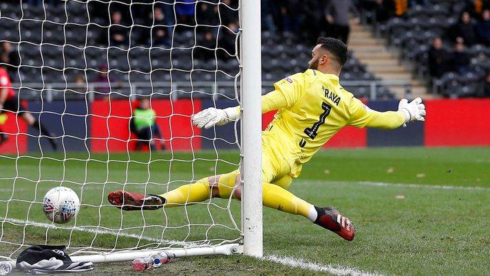 Ci sono errori ed errori… Poi c’è quello che ha combinato David Raya, portiere del Brentford in Championship…