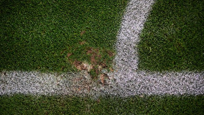 L’Italia del pallone, le linee del campo non si vedono bene: ecco il pennello e il…pittore!