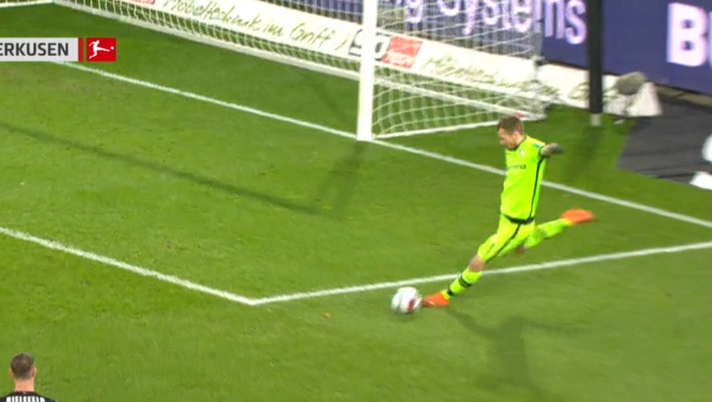 Bayer Leverkusen, avversari lontani dal portiere ma lui sbuccia: Hradecky blackout e autogol “Lo stupido sono io”