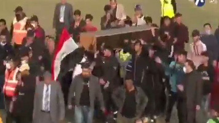 Iraq, durante la partita arriva il feretro dell’allenatore scomparso a causa del coronavirus