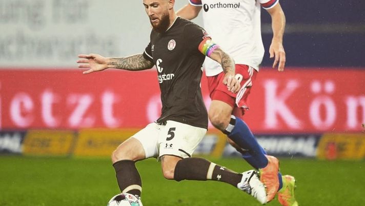 St. Pauli, ecco la maglia del derby in regalo: Knoll “La regalo al tifoso che mi scrive la frase più creativa”